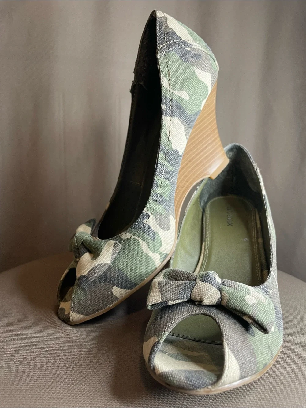 GO MAX Camo Peep-Toe Bow Wedges | Size 8 | Y2K